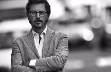Francesco Emilio Borrelli mentre denuncia illegalità e parcheggiatori abusivi con il suo smartphone