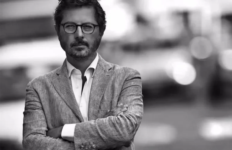 Francesco Emilio Borrelli mentre denuncia illegalità e parcheggiatori abusivi con il suo smartphone