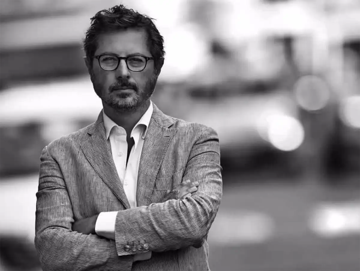Francesco Emilio Borrelli mentre denuncia illegalità e parcheggiatori abusivi con il suo smartphone