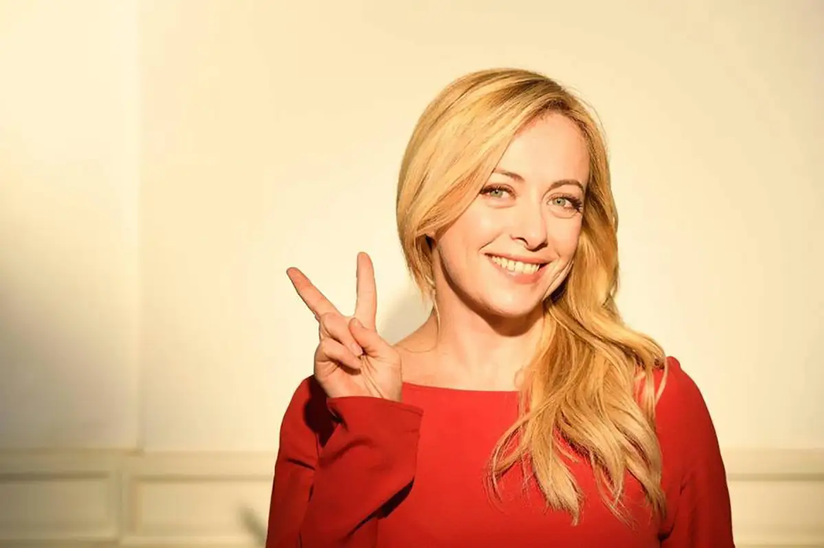 Meloni con le dita Vittoria
