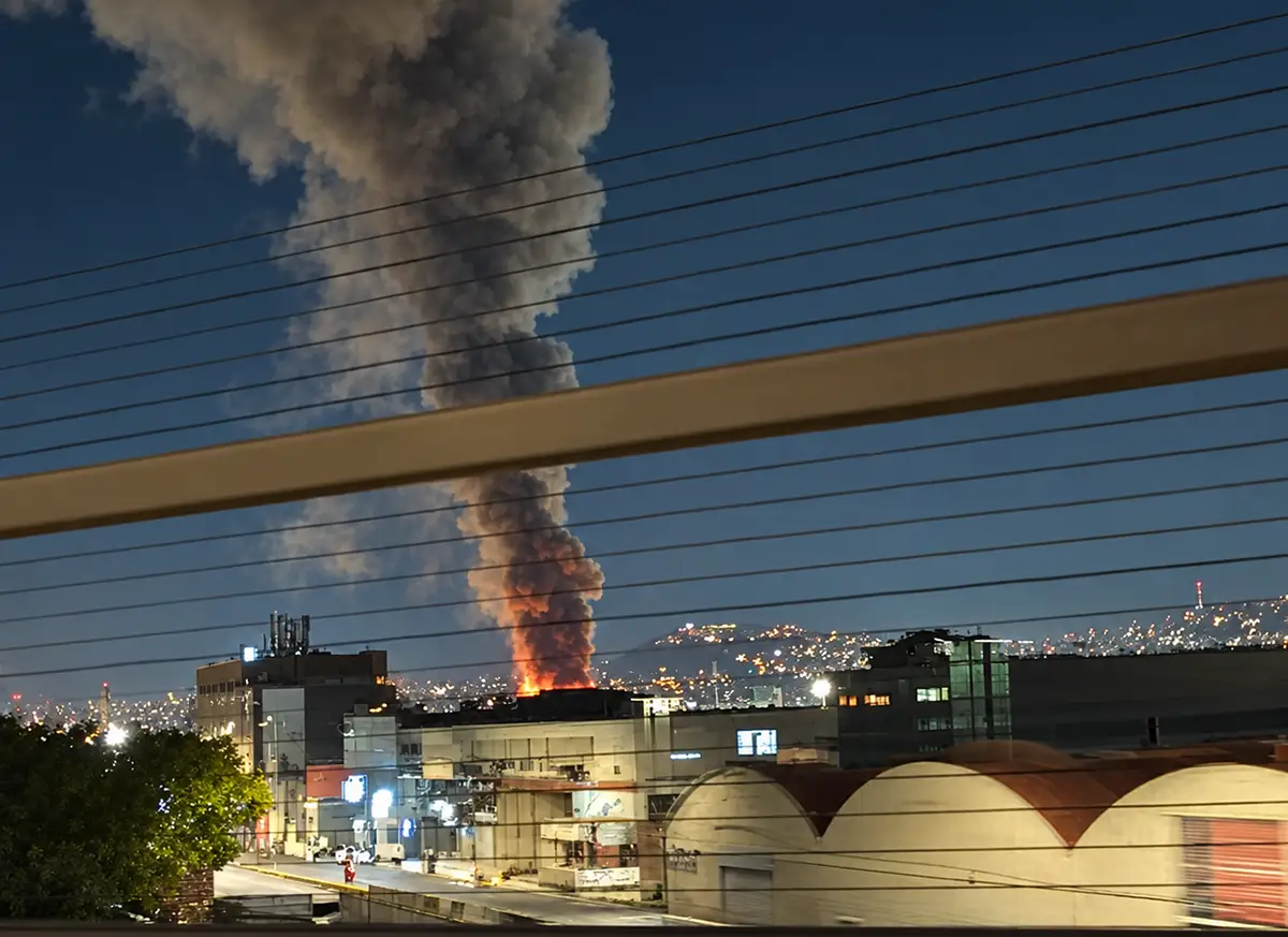 Paura a Napoli est: maxi incendio in via Nuova delle Brecce, fumo nero visibile a km di distanza