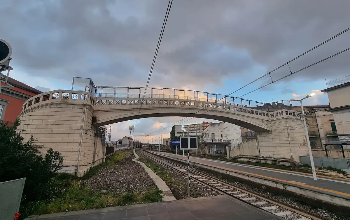 Treni bloccati tra Napoli e Aversa: persona investita a Frattamaggiore, cosa sta succedendo