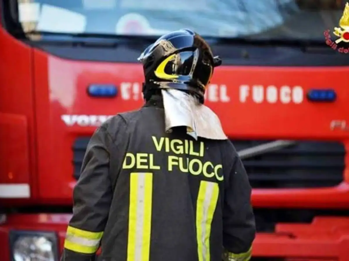 Paura a Portici: fiamme in un appartamento in via De Nittis, 70enne portata d’urgenza al Cardarelli